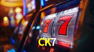 Escena dinámica inspirada en casino con iluminación CK7, cartas, fichas e íconos de juegos digitales en un espacio moderno de juegos.